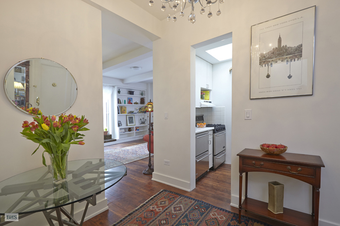 Photo 1 of 310 West End Avenue 17D, Upper West Side, NYC, $990,000, Web #: 10501555