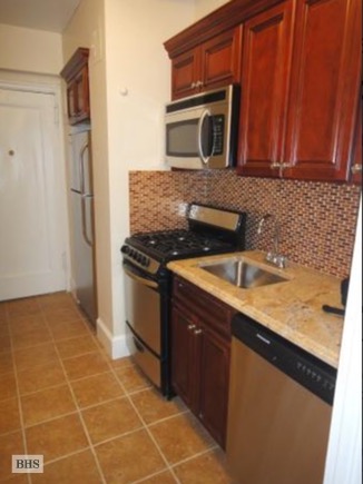 Photo 1 of 433 West 34th Street, Midtown South, NYC, $2,285, Web #: 16470359