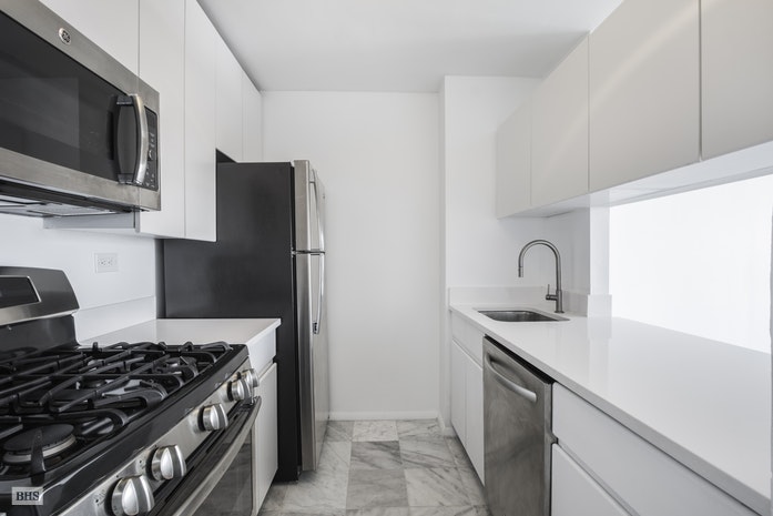 270 West 17th Street, Chelsea, NYC, $3,975, Web #: 17072819