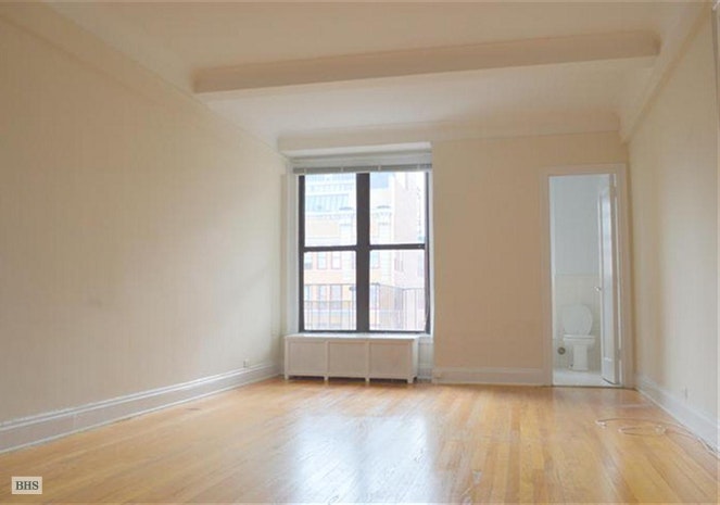 Photo 1 of 440 West 34th Street 15F, Midtown West, NYC, $2,400, Web #: 17949061
