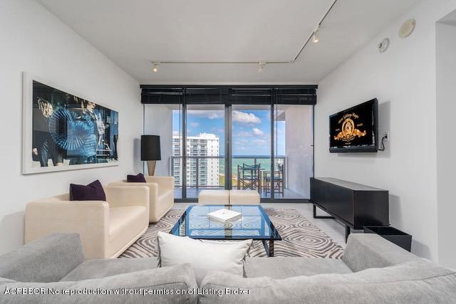2201 Collins Av 1415
