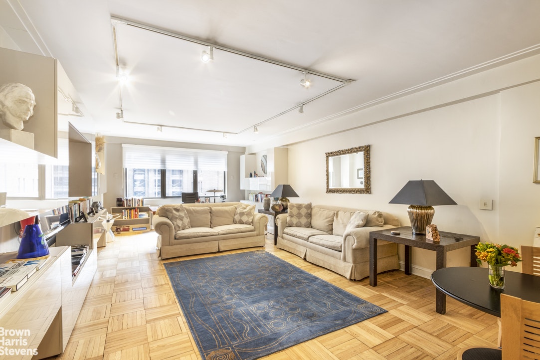 Photo 1 of 116 Central Park South 9D, Midtown West, NYC, $1,045,000, Web #: 21704363