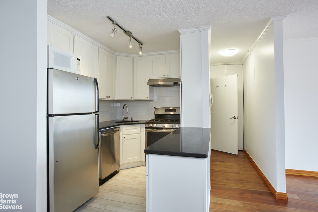Photo 1 of 130 West 67th Street 26H, Upper West Side, NYC, $4,200, Web #: 21906205