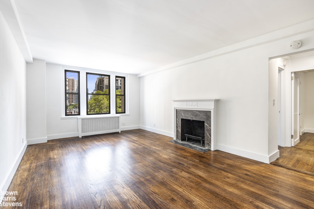 Photo 1 of 440 West 34th Street 5A, Midtown West, NYC, $5,250, Web #: 21970250