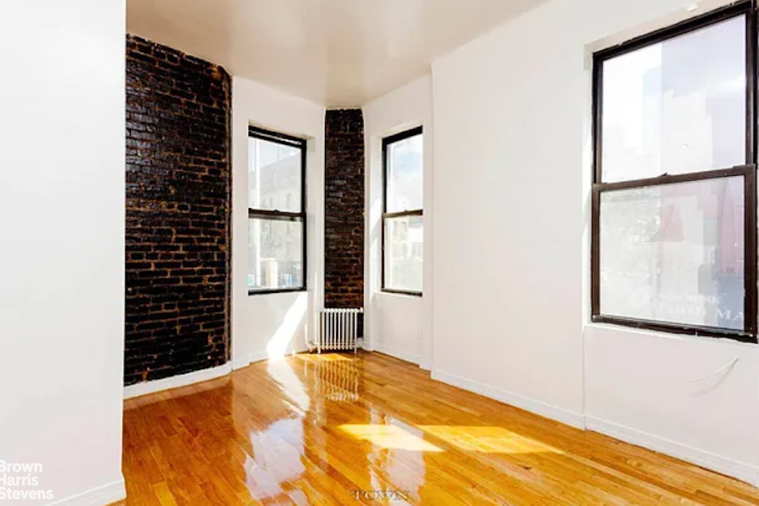 Photo 1 of 401 West 47th Street 3, Midtown West, NYC, $4,795, Web #: 22632045