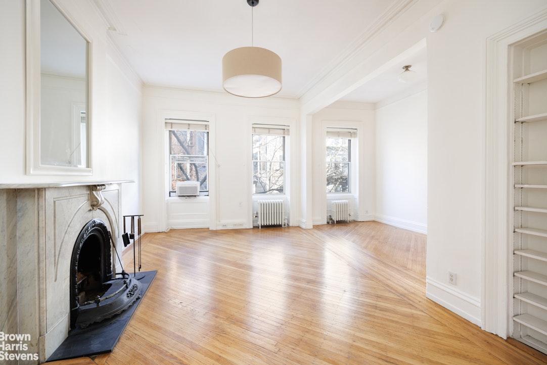 Photo 1 of 62 Perry Street 4, West Village, NYC, $6,200, Web #: 22887658