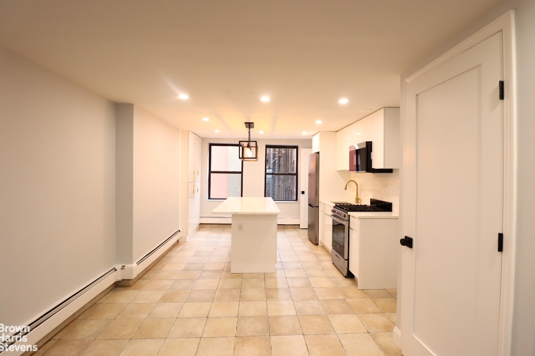 Photo 1 of 352 West 39th Street 3, Midtown West, NYC, $4,500, Web #: 22965985