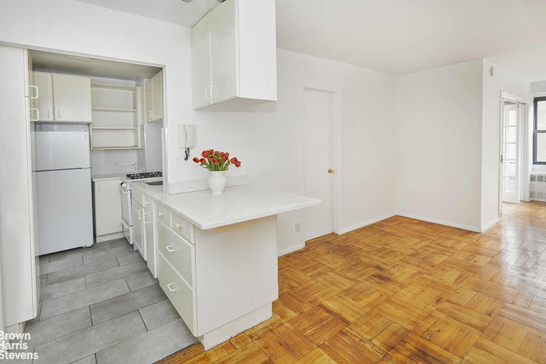 Photo 1 of 220 East 54th Street 8F, Midtown East, NYC, $440,000, Web #: 22987829