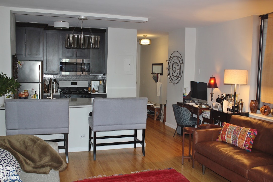 Photo 1 of 140 Charles Street 6E, West Village, NYC, $5,950, Web #: 23127718