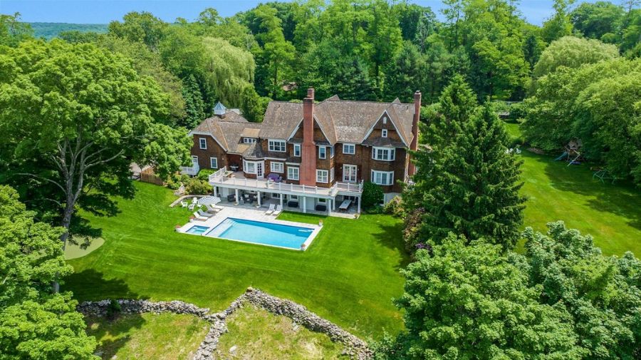 A Grand Estate Atop 3 Rolling Acres in Bedford, NY