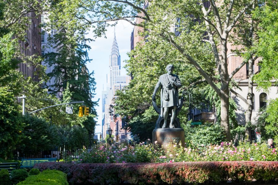 Experience the Beauty and History of Gramercy Park with a Local Expert