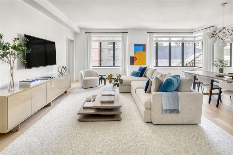 Masterfully composed, 269 West 87th Street complements its pre-war inspired design with two capacious levels of indoor and outdoor, recreational and leisure amenities.
