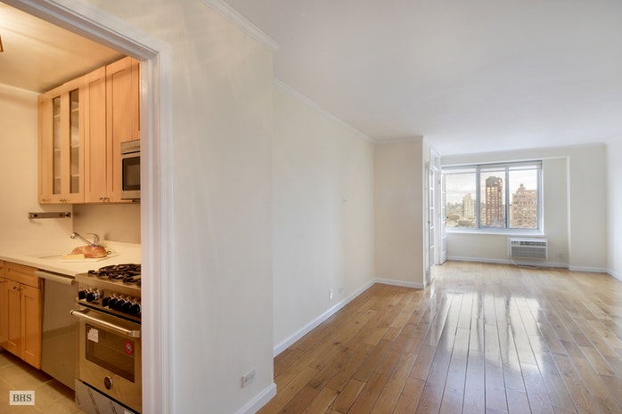 Photo 1 of 400 Central Park West 18G, Upper West Side, NYC, $2,500, Web #: 17736313