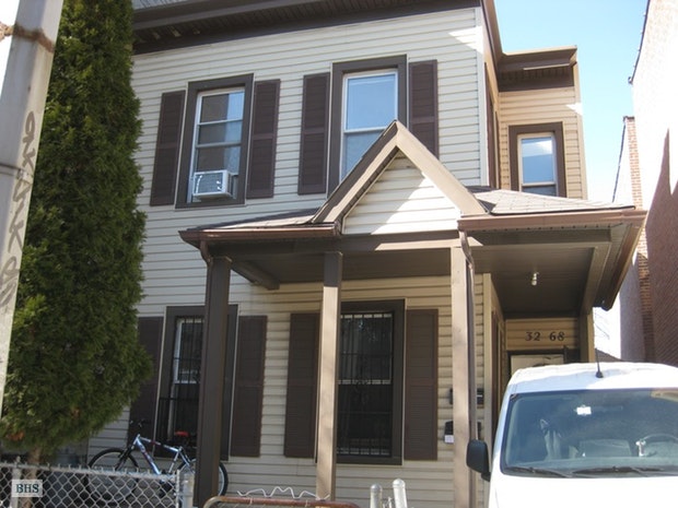Photo 1 of 32-68 30th Street 2, Queens, New York, $2,150, Web #: 17878876