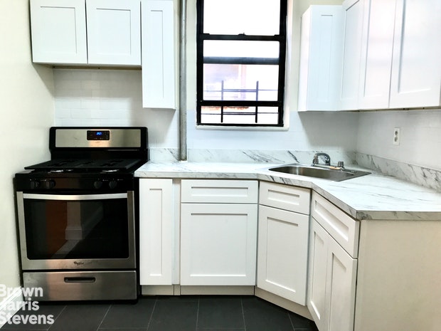 Photo 1 of 24 -31 Steinway St 8, Queens, New York, $1,850, Web #: 18448855