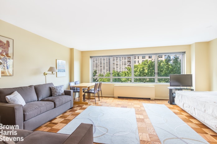 Photo 1 of 170 West End Avenue 6L, Upper West Side, NYC, $445,000, Web #: 19001653