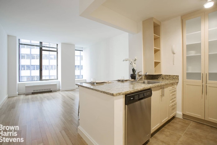 Photo 1 of 10 Hanover Square 22P, Financial District, NYC, $2,760, Web #: 19195497