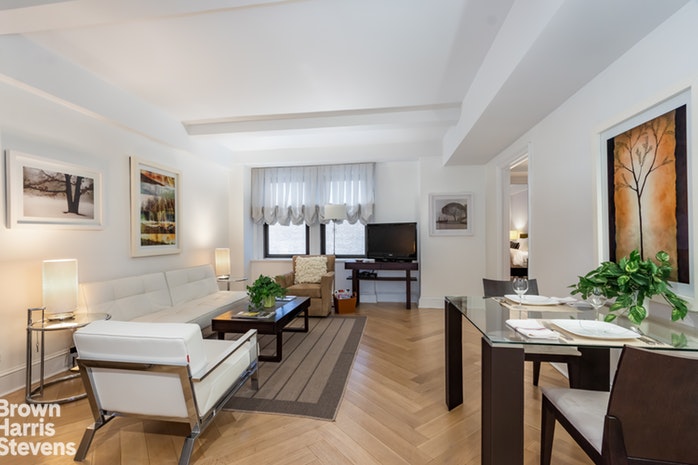 Photo 1 of 160 Central Park South 820, Midtown West, NYC, $812,000, Web #: 19386876