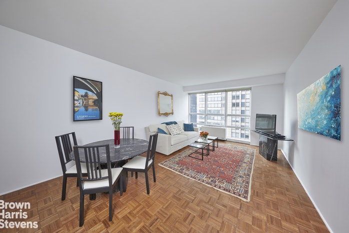 Photo 1 of 146 West 57th Street 44E, Midtown West, NYC, $3,950, Web #: 19451815