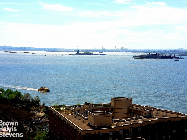 Photo 1 of 225 Rector Place 17F, Battery Park City, NYC, $3,950, Web #: 19569759