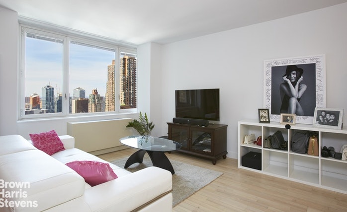 Photo 1 of 322 West 57th Street 42E, Midtown West, NYC, $3,500, Web #: 19614782
