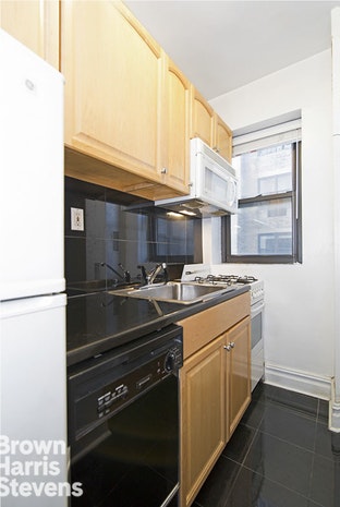 Photo 1 of 230 Riverside Drive 9F, Upper West Side, NYC, $2,300, Web #: 19622381
