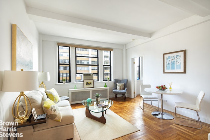Photo 1 of 20 West 72nd Street 1601, Upper West Side, NYC, $525,000, Web #: 19722620