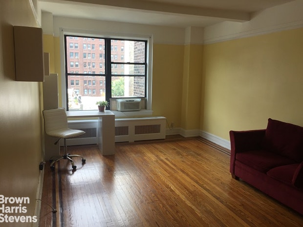 Photo 1 of 235 West 102nd Street 9T, Upper West Side, NYC, $1,950, Web #: 19790239