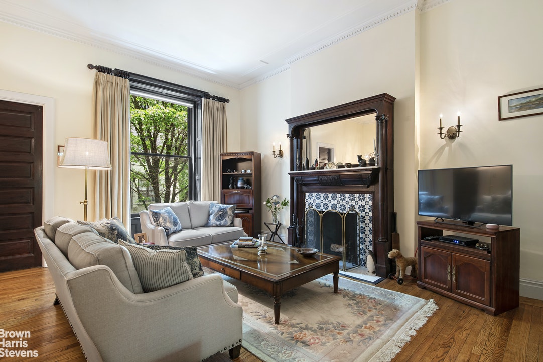 Photo 1 of 52 West 70th Street 2, Upper West Side, NYC, $2,250,000, Web #: 20134513