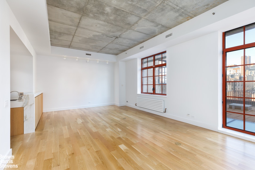 Photo 1 of 132 Perry Street 4B, West Village, NYC, $10,500, Web #: 20209329