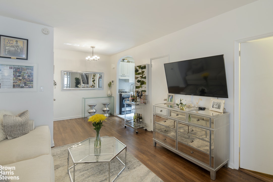 Photo 1 of 242 East 38th Street 6G, Midtown East, NYC, $385,000, Web #: 21317206