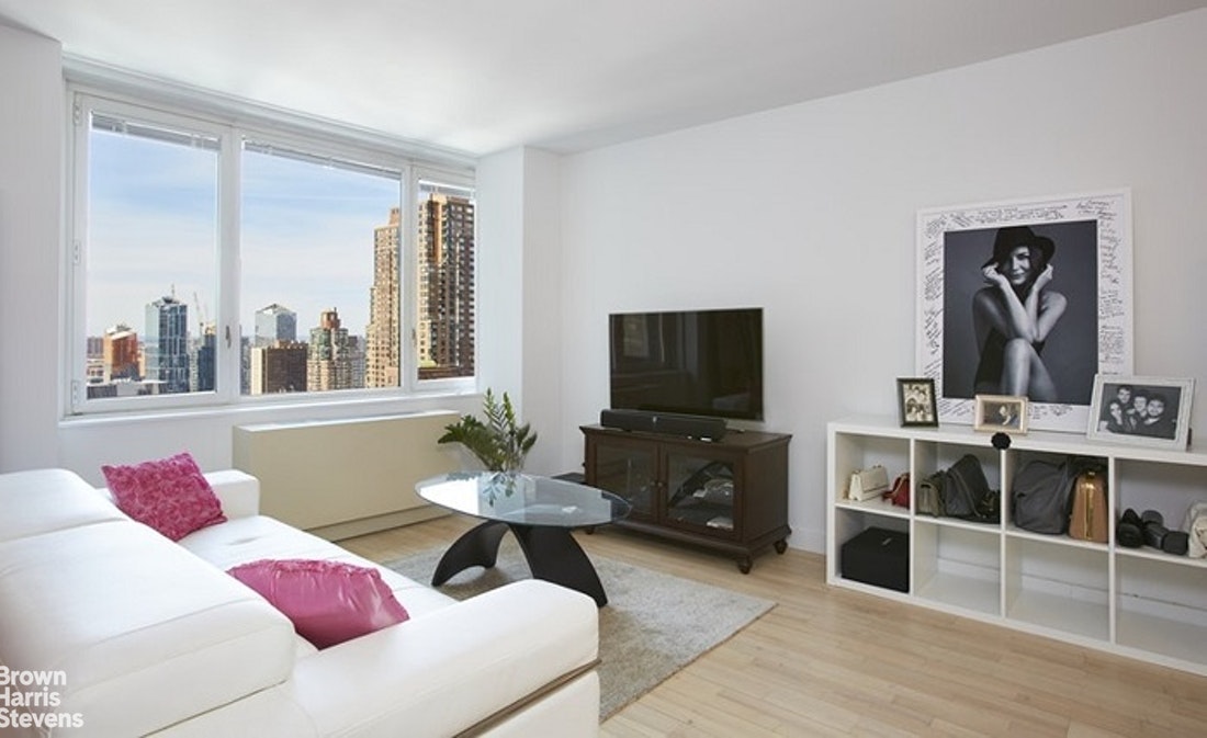 Photo 1 of 322 West 57th Street 42E, Midtown West, NYC, $3,900, Web #: 21685531