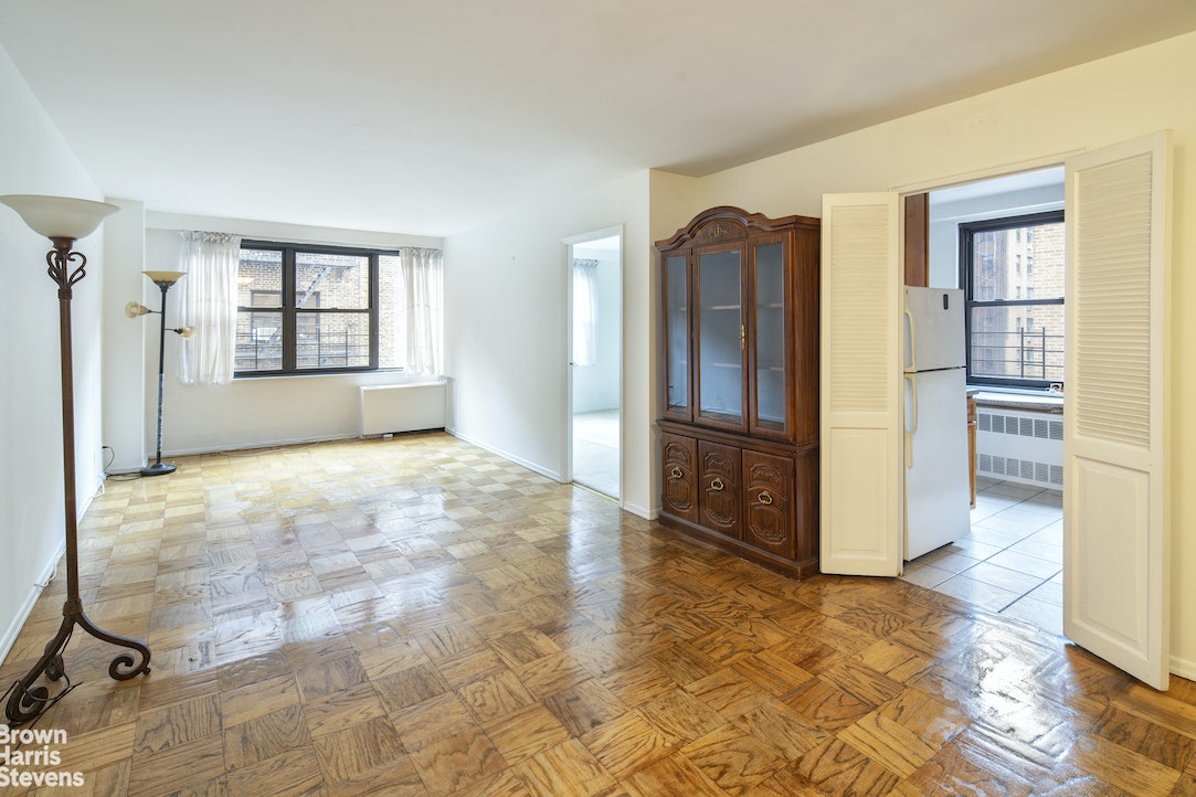 Photo 1 of 305 East 40th Street, Midtown East, NYC, $4,400, Web #: 22197973