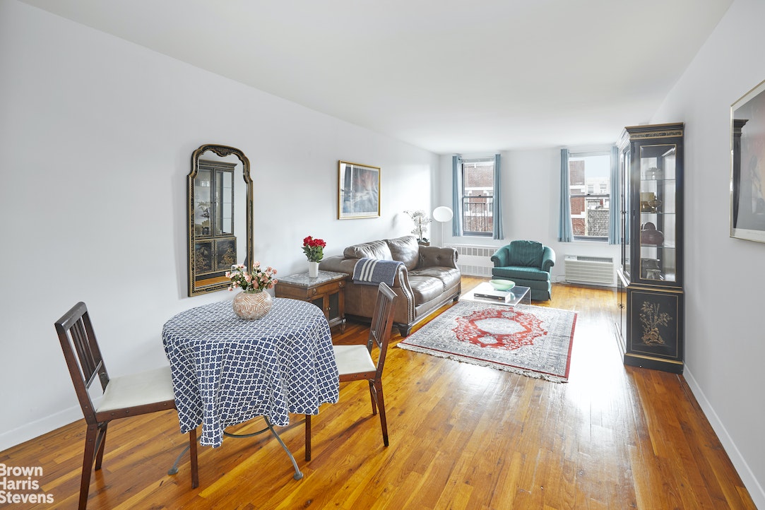 Photo 1 of 315 West 55th Street 6G, Midtown West, NYC, $627,000, Web #: 22297588