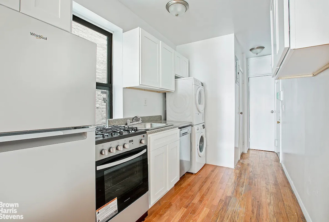 Photo 1 of 359 West 45th Street 4Fn, Midtown West, NYC, $2,750, Web #: 22478985