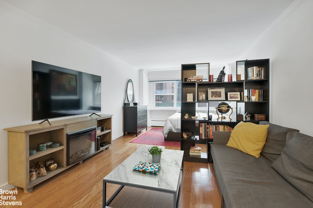 Photo 1 of 153 East 57th Street 3F, Midtown East, NYC, $3,000, Web #: 22610893