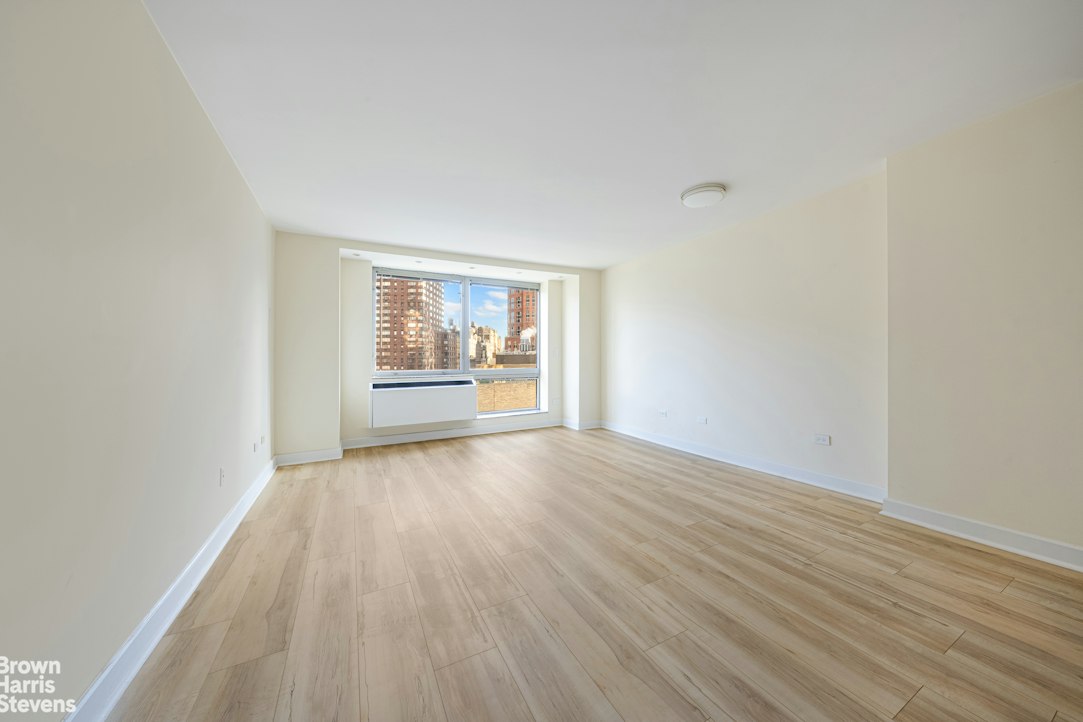 Photo 1 of 1965 Broadway 9D, Upper West Side, NYC, $6,800, Web #: 22835462