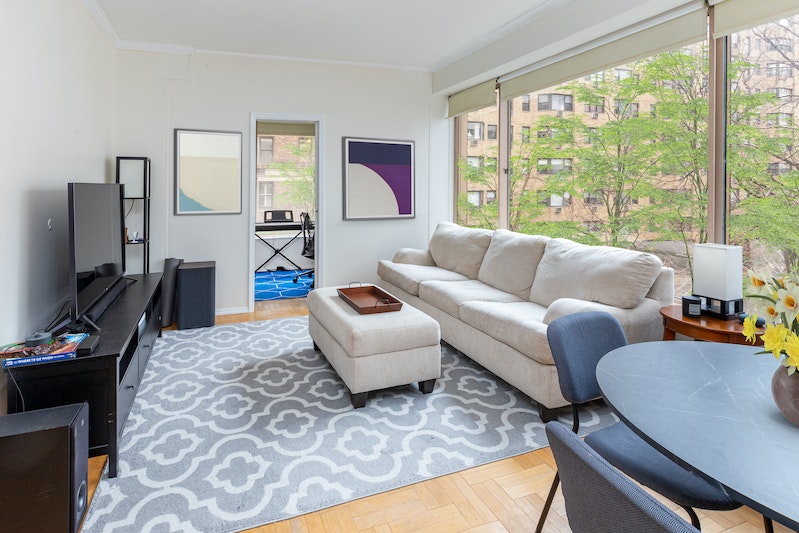 Property for Sale at 200 East 69th Street 3P, Upper East Side, Upper East Side, NYC - Bedrooms: 1 
Bathrooms: 1.5 
Rooms: 4  - $1,195,000