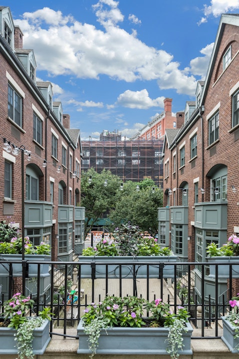 687 Greenwich Street Th2, West Village, Downtown, NYC - 4 Bedrooms  
3 Bathrooms  
8 Rooms - 
