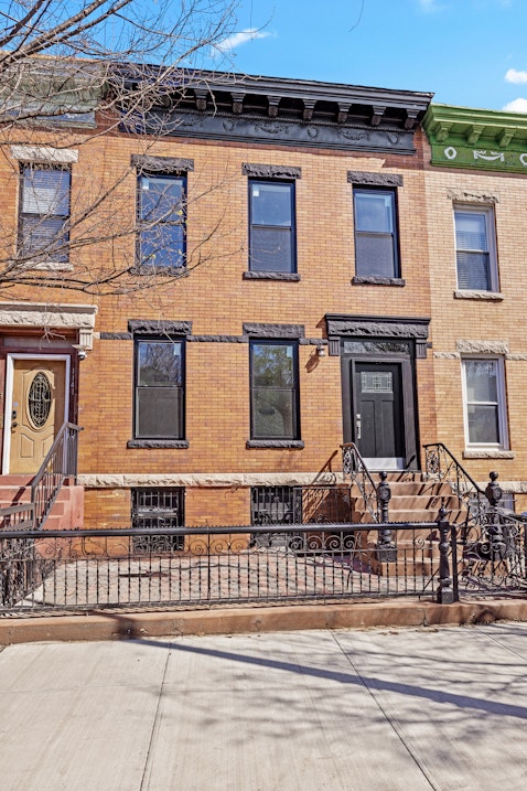 Rental Property at 1143 Saint Marks Avenue 2, Crown Heights, Brooklyn, New York - Bedrooms: 3 
Bathrooms: 1 
Rooms: 5  - $3,800 MO.