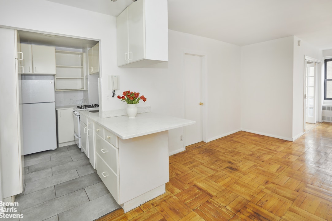 Photo 1 of 220 East 54th Street 8F, Midtown East, NYC, $395,000, Web #: 22987829