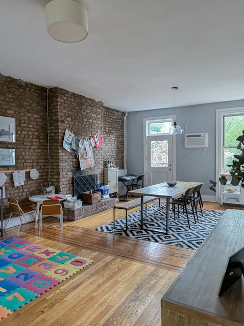 408 Henry Street, Cobble Hill, Brooklyn, New York - 3 Bedrooms  
1.5 Bathrooms  
5 Rooms - 