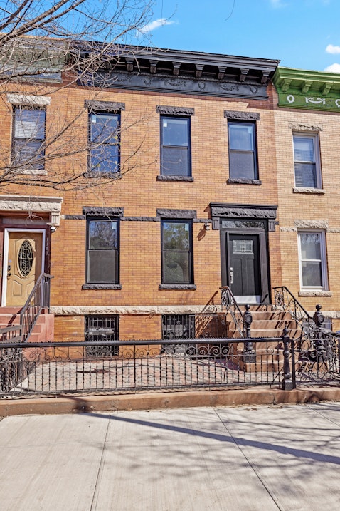 1143 Saint Marks Avenue 1, Crown Heights, Brooklyn, New York - 2 Bedrooms  
1 Bathrooms  
5 Rooms - 