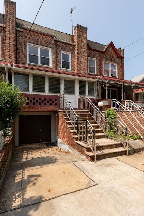 818 East 51st Street, East Flatbush, Brooklyn, New York - 3 Bedrooms  
2.5 Bathrooms  
6 Rooms - 