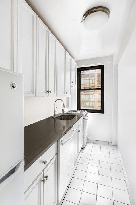 250 East 39th Street 10C, Midtown East, Midtown East, NYC - 2 Bedrooms  
1 Bathrooms  
4 Rooms - 