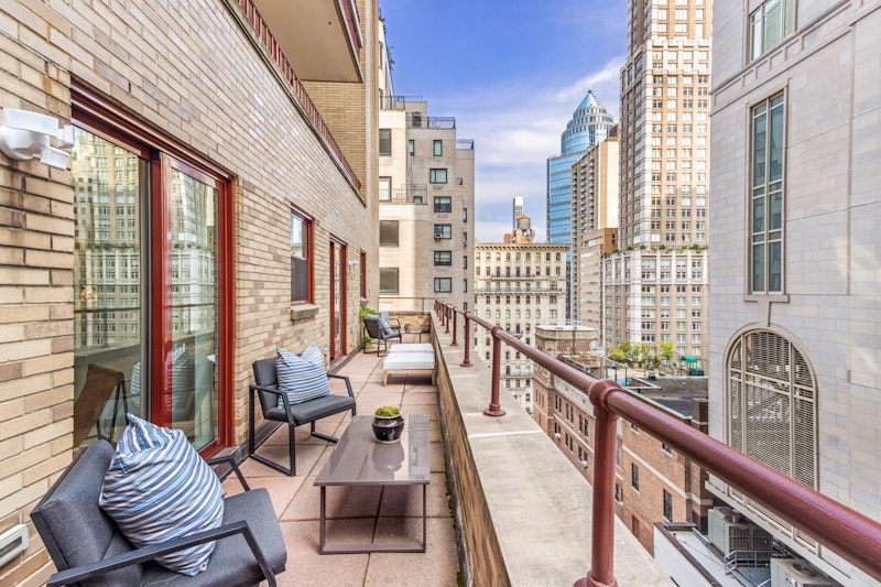 40 East 61st Street, Upper East Side, Upper East Side, NYC - 2 Bedrooms  
1.5 Bathrooms  
4 Rooms - 