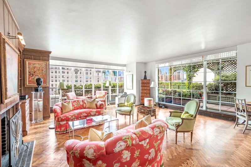 3 East 71st Street, Upper East Side, Upper East Side, NYC - 4 Bedrooms  
3.5 Bathrooms  
8 Rooms - 