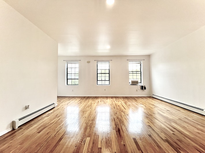 228 Gates Avenue 2, Clinton Hill, Brooklyn, New York - 3 Bedrooms  
2 Bathrooms  
6 Rooms - 