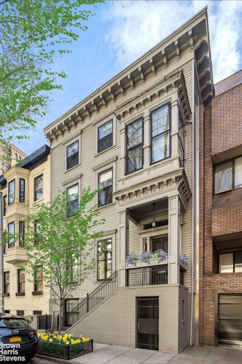 10 Pineapple Street, Brooklyn Heights, Brooklyn, New York - 5 Bedrooms  
4.5 Bathrooms  
12 Rooms - 