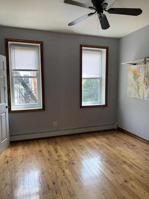 81 Waverly Avenue 2R, Clinton Hill, Brooklyn, New York - 1 Bedrooms  
1 Bathrooms  
2.5 Rooms - 